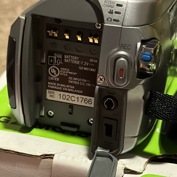 JVC Everio G Series Hard Disk Camcorder 34X Optical Hyper Zoom (GZ-MG140) EUC! - Picture 4 of 16